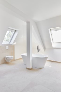 Badezimmer Obergeschoss - Sanierte 4-Zimmer Maisonette Wohnung mit zwei Bädern mit Fenster und Balkon