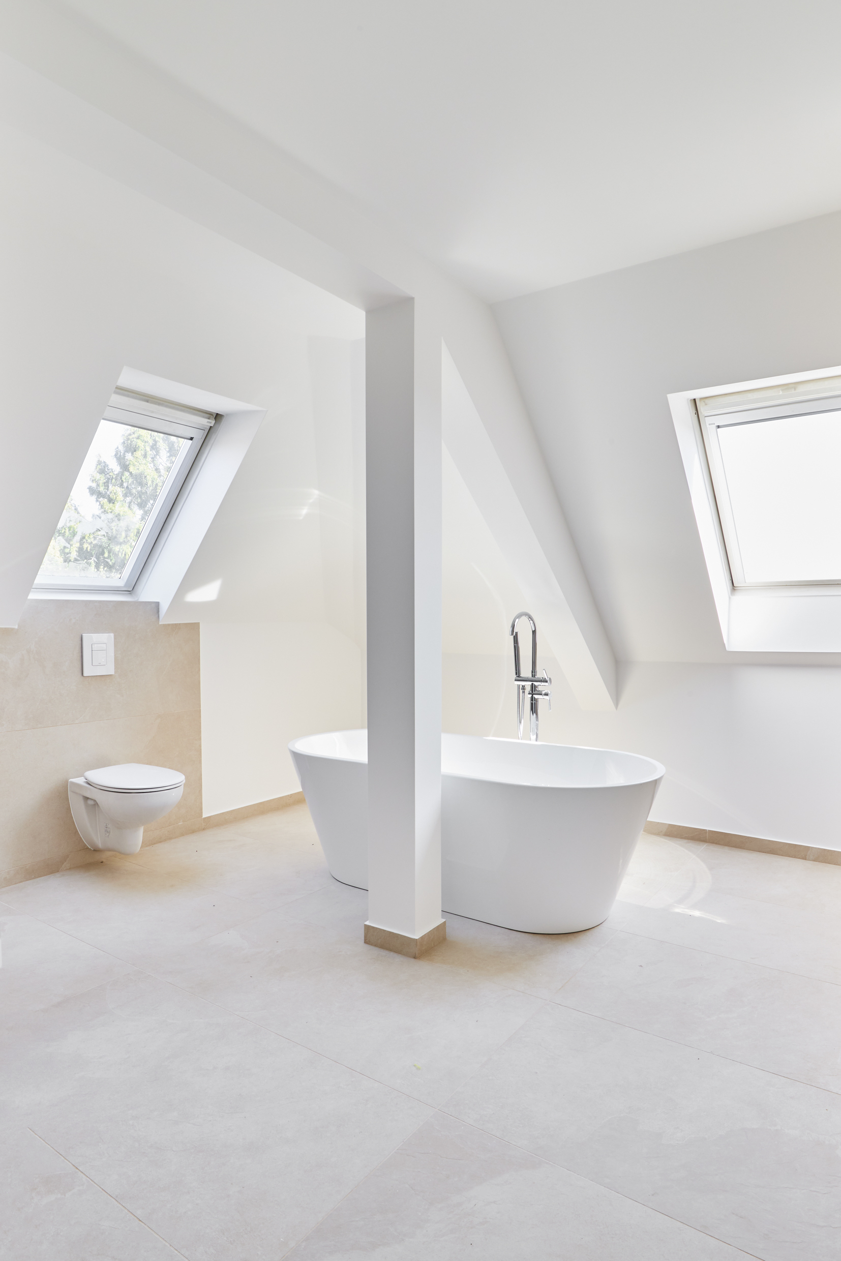 Badezimmer Obergeschoss - Sanierte 4-Zimmer Maisonette Wohnung mit zwei Bädern mit Fenster und Balkon