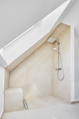 Dusche Obergeschoss - Sanierte 4-Zimmer Maisonette Wohnung mit zwei Bädern mit Fenster und Balkon