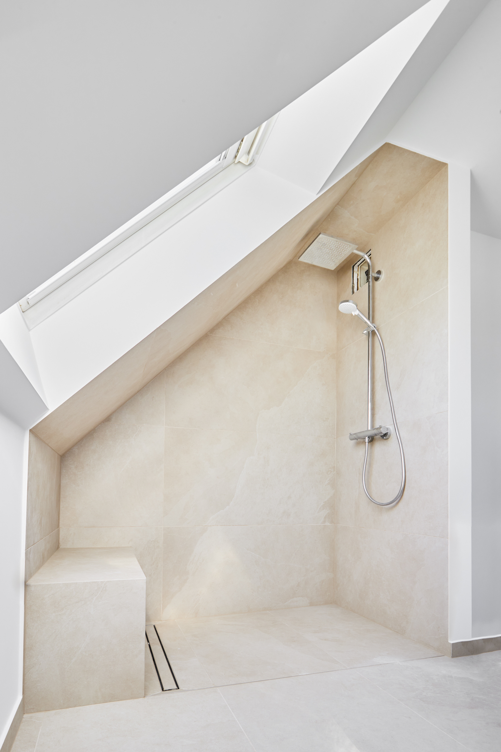 Dusche Obergeschoss - Sanierte 4-Zimmer Maisonette Wohnung mit zwei Bädern mit Fenster und Balkon