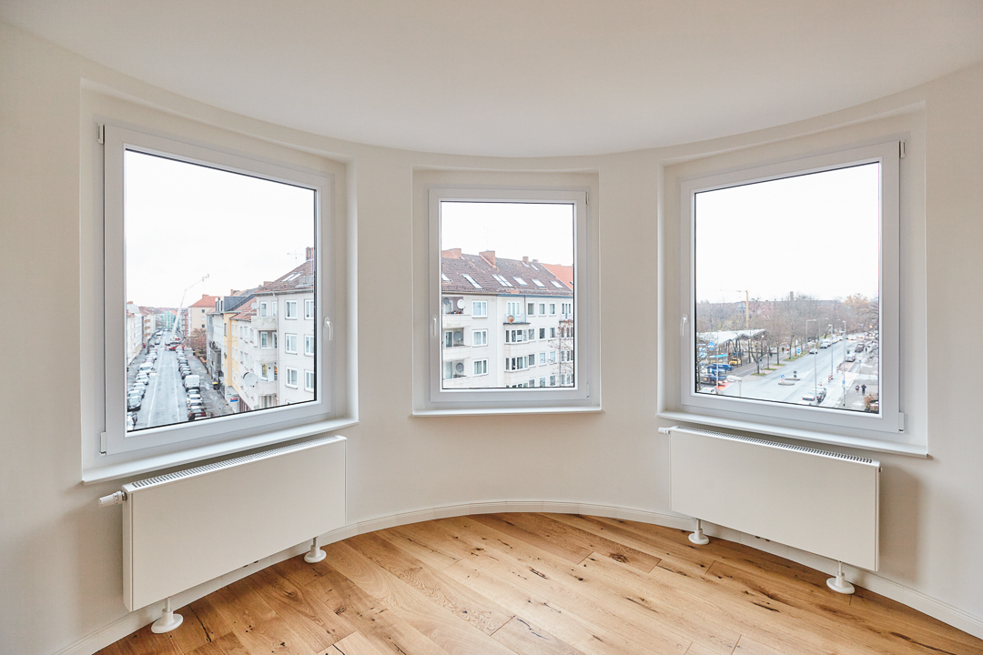 Wohnzimmer - Vollsanierte 2-Zimmerwohnung mit hochwertiger Einbauküche inkl. Elektrogeräte