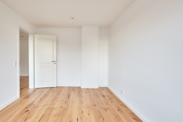 Schlafzimmer Blick zur Tür - Vollsanierte 2-Zimmerwohnung mit hochwertiger Einbauküche inkl. Elektrogeräte