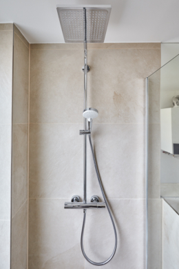 Dusche mit Rainshower - Vollsanierte 2-Zimmerwohnung mit hochwertiger Einbauküche inkl. Elektrogeräte