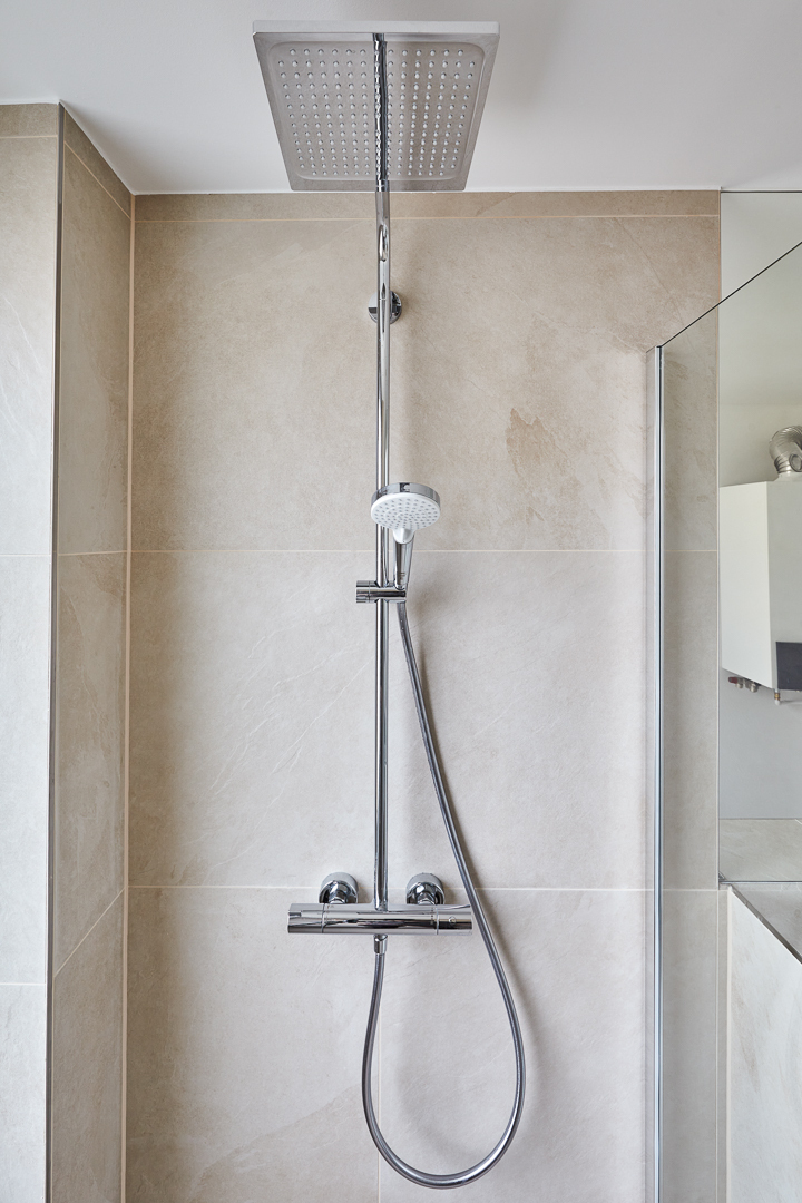 Dusche mit Rainshower - Vollsanierte 2-Zimmerwohnung mit hochwertiger Einbauküche inkl. Elektrogeräte