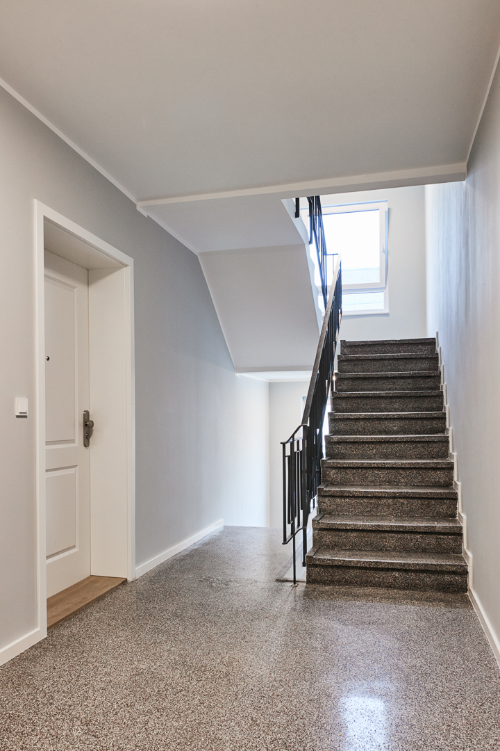 Treppenhaus-Wohnungseingangstür - Vollsanierte 2-Zimmerwohnung mit hochwertiger Einbauküche inkl. Elektrogeräte