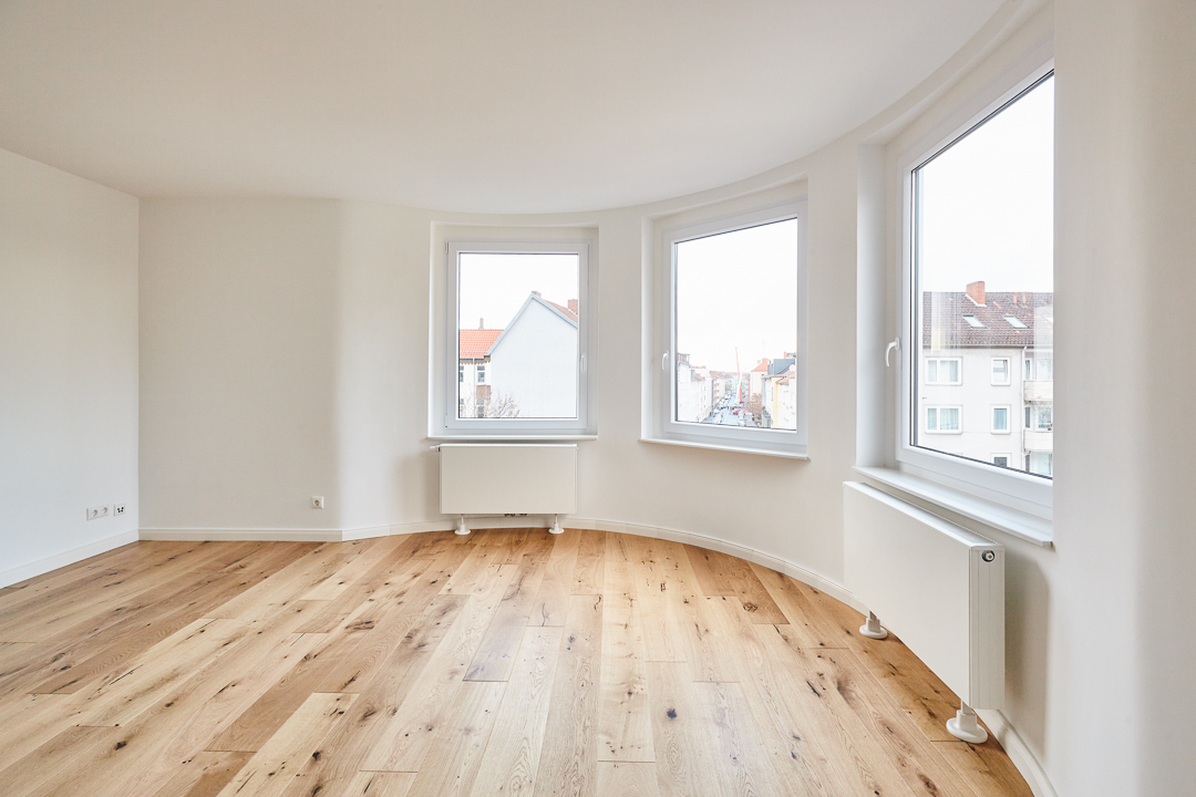 Wohnzimmer mit Rundbogen - Vollsanierte 2-Zimmerwohnung mit hochwertiger Einbauküche inkl. Elektrogeräte