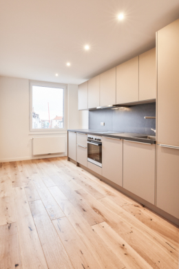 Küche mit Einbaugeräten - Vollsanierte 2-Zimmerwohnung mit hochwertiger Einbauküche inkl. Elektrogeräte