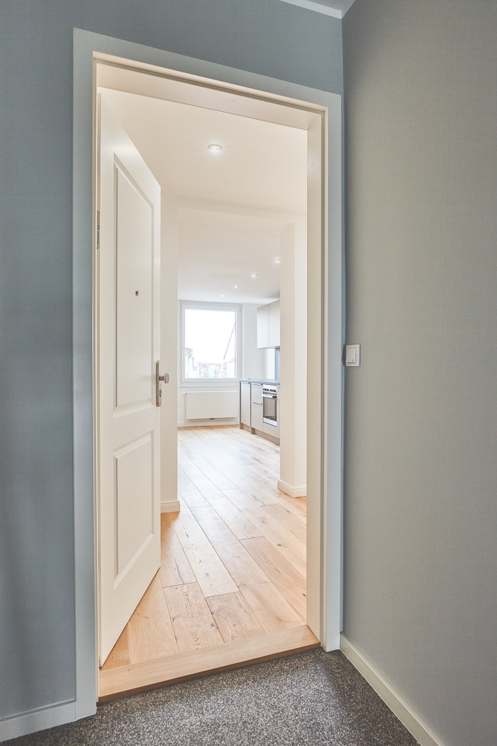 Eingang zur Wohnung - Vollsanierte 2-Zimmerwohnung mit hochwertiger Einbauküche inkl. Elektrogeräte