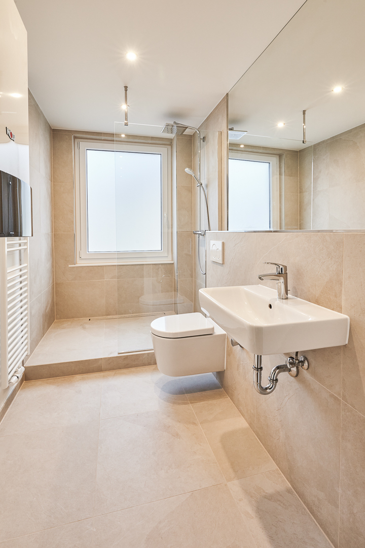 Badezimmer - Vollsanierte 2-Zimmerwohnung mit hochwertiger Einbauküche inkl. Elektrogeräte