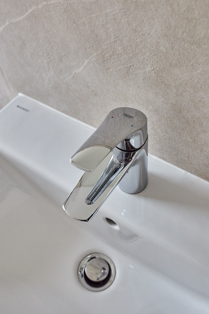 Badezimmer-Grohe - Vollsanierte 2-Zimmerwohnung mit hochwertiger Einbauküche inkl. Elektrogeräte