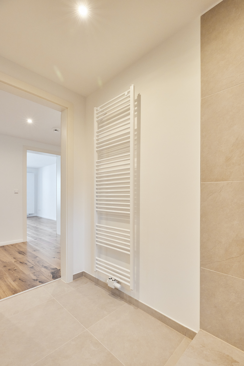 Badezimmer-Heizkörper - Aufwendig sanierte 2-Zimmerwohnung mit großem Balkon und Einbauküche