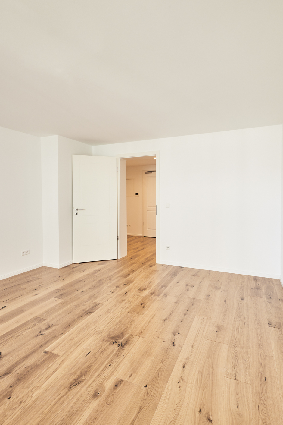 Wohnzimmer mit Blick zur Tür - Aufwendig sanierte 2-Zimmerwohnung mit großem Balkon und Einbauküche