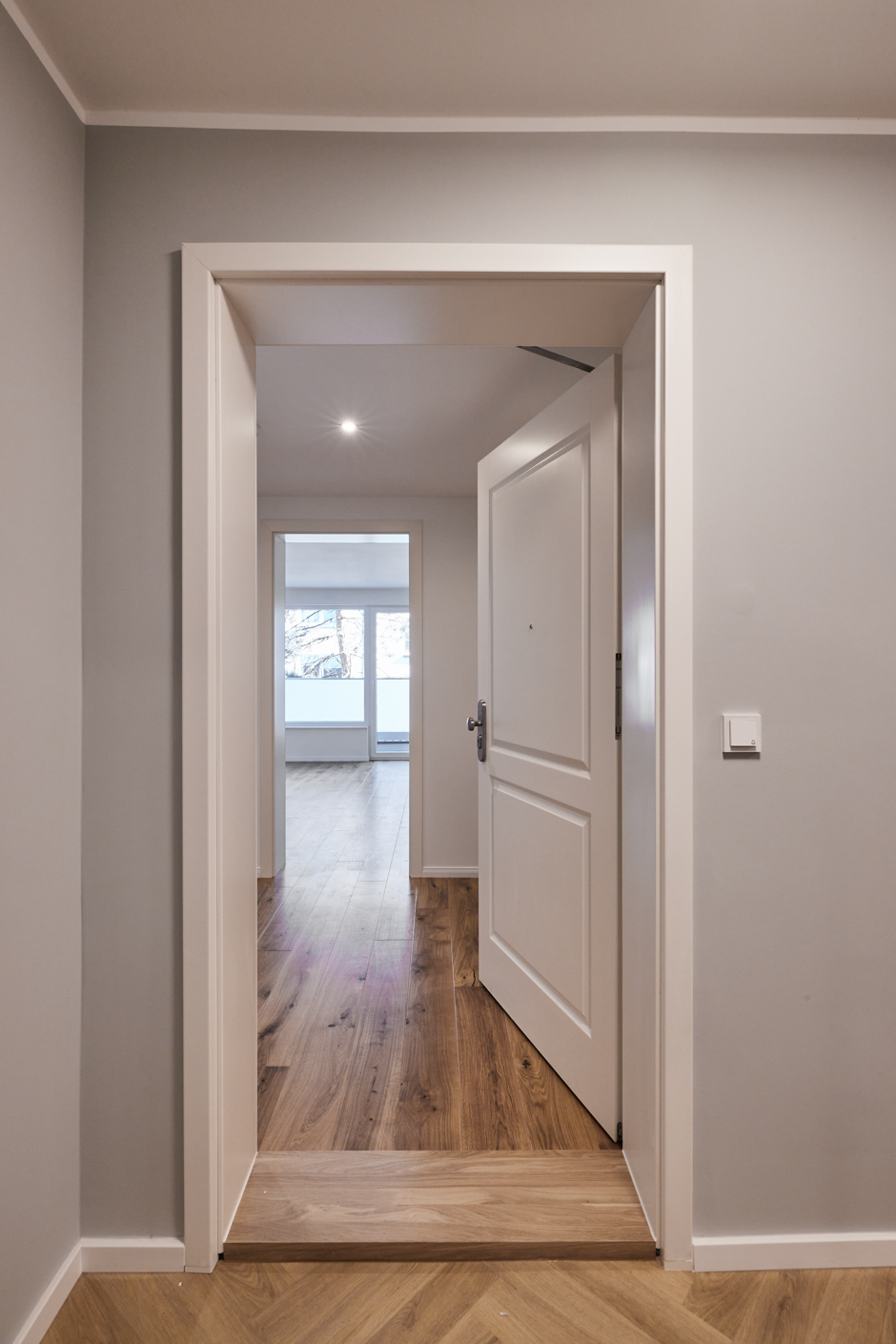 Zugang zur Wohnung - Aufwendig sanierte 2-Zimmerwohnung mit großem Balkon und Einbauküche