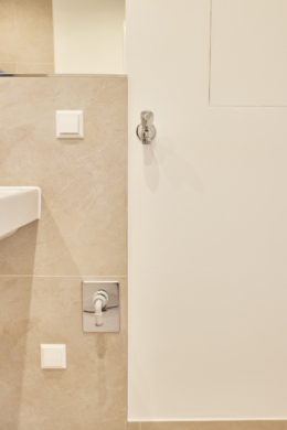 Badezimmer Waschmaschinenanschluss - Aufwendig sanierte 2-Zimmerwohnung mit großem Balkon und Einbauküche