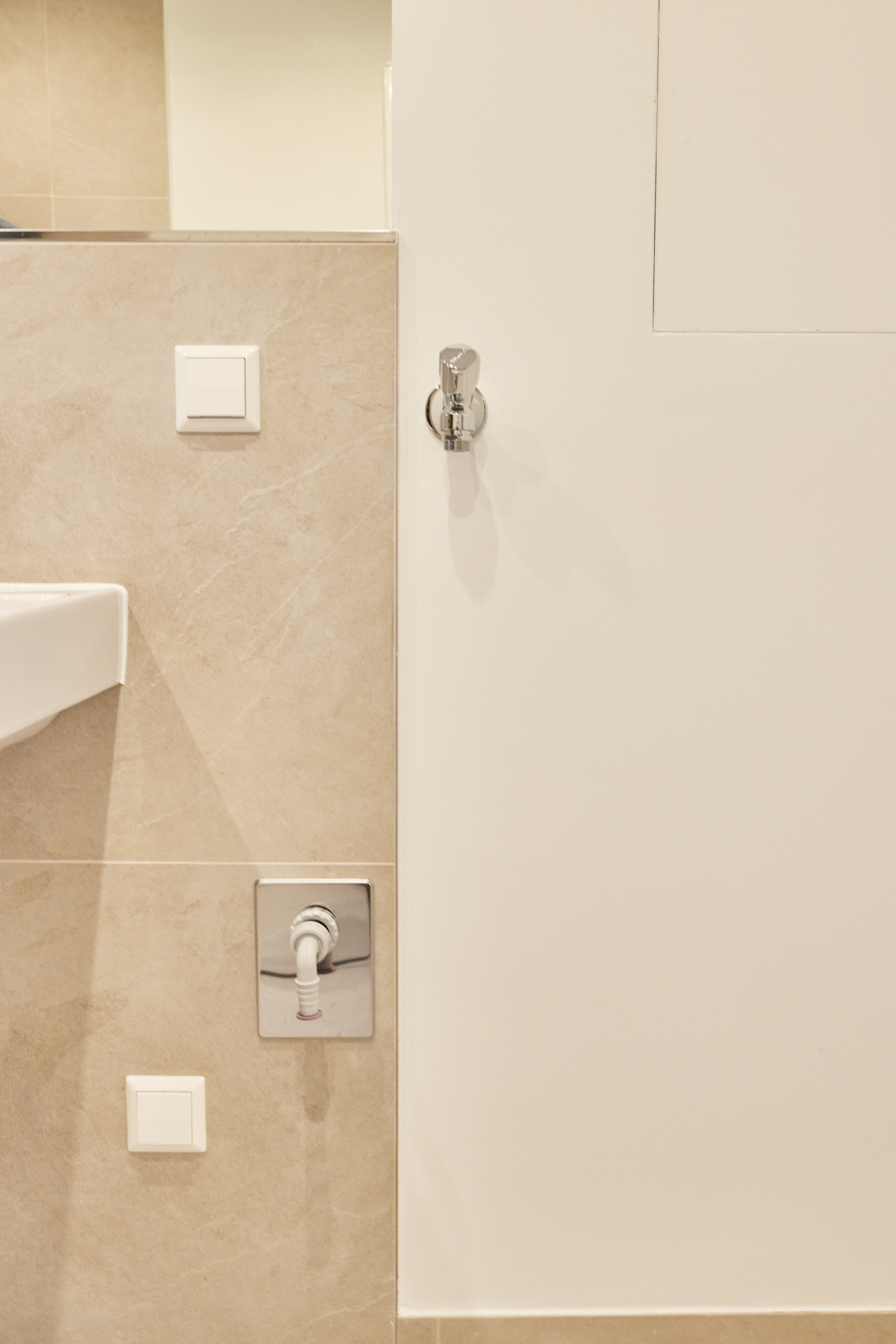 Badezimmer Waschmaschinenanschluss - Aufwendig sanierte 2-Zimmerwohnung mit großem Balkon und Einbauküche