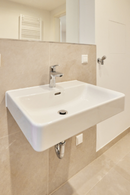 Badezimmer-Detail_ - Aufwendig sanierte 2-Zimmerwohnung mit großem Balkon und Einbauküche