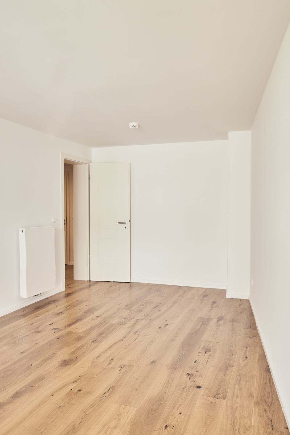 Schlafzimmer mit Blick zur Tür - Aufwendig sanierte 2-Zimmerwohnung mit großem Balkon und Einbauküche