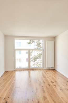 Schlafzimmer mit großem Fenster - Aufwendig sanierte 2-Zimmerwohnung mit großem Balkon und Einbauküche