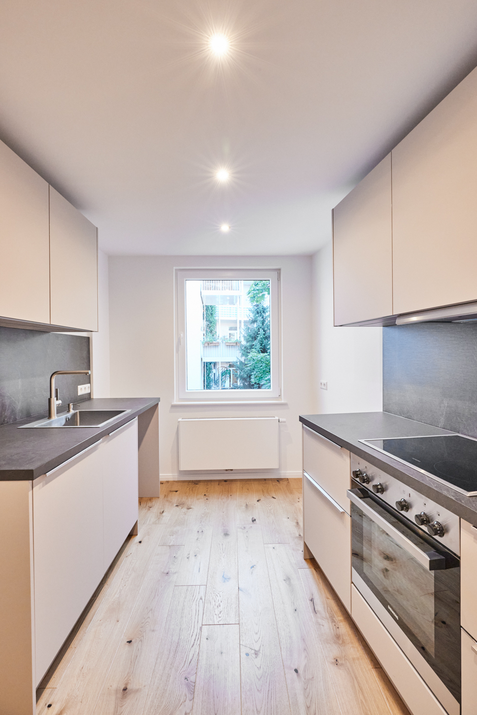 Einbauküche - Aufwendig sanierte 2-Zimmerwohnung mit großem Balkon und Einbauküche