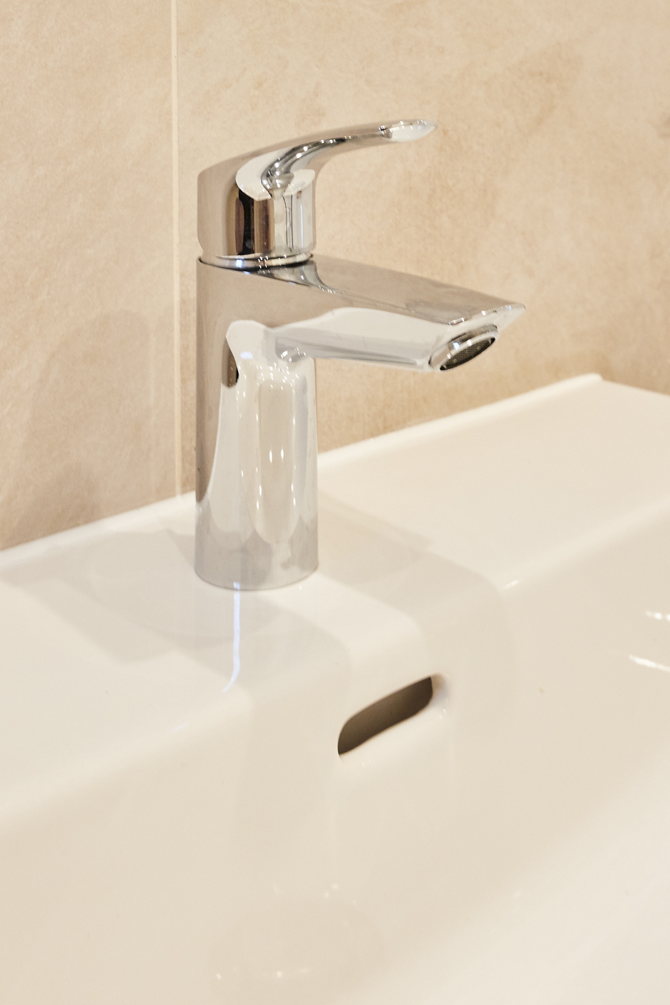 Badezimmer-Detail Grohe - Aufwendig sanierte 2-Zimmerwohnung mit großem Balkon und Einbauküche