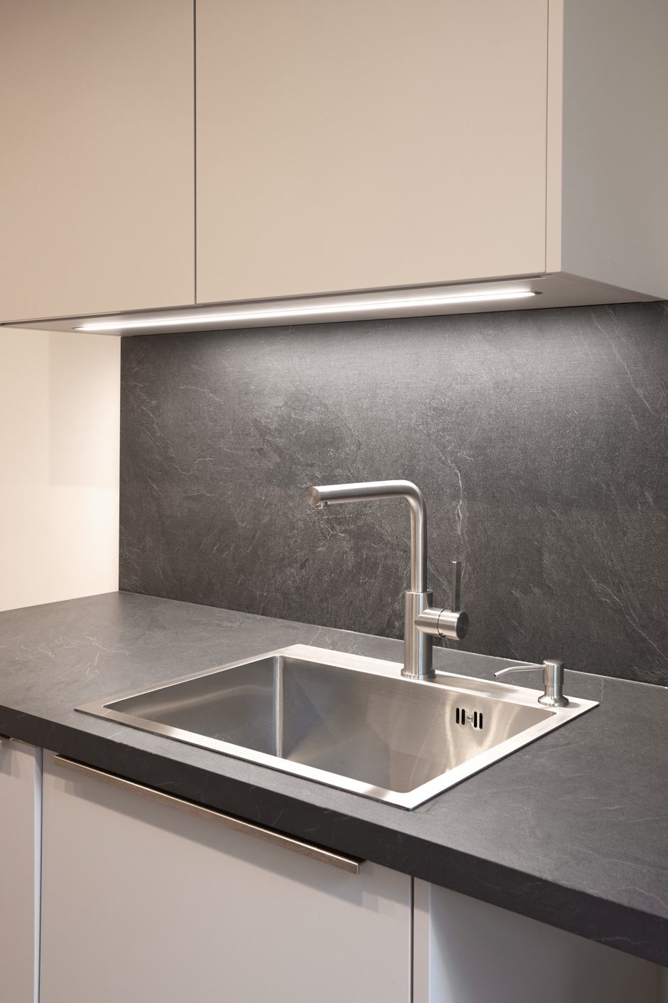 Küche-Detail_1 - Aufwendig sanierte 2-Zimmerwohnung mit großem Balkon und Einbauküche