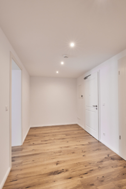 Flur mit Blick zum Eingang - Aufwendig sanierte 2-Zimmerwohnung mit großem Balkon und Einbauküche