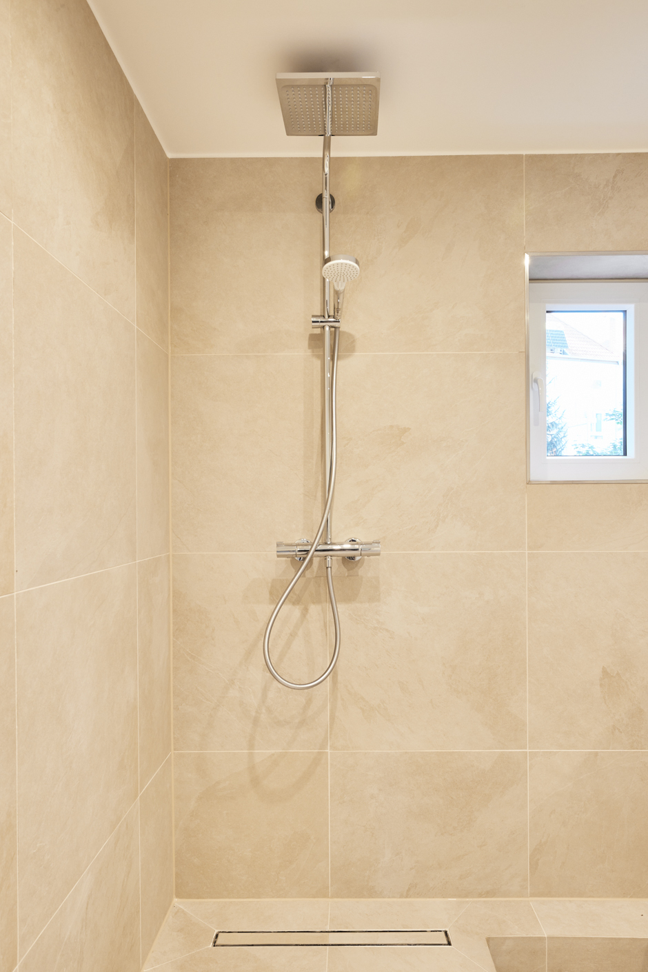 Badezimmer-Rainshower - Aufwendig sanierte 2-Zimmerwohnung mit großem Balkon und Einbauküche