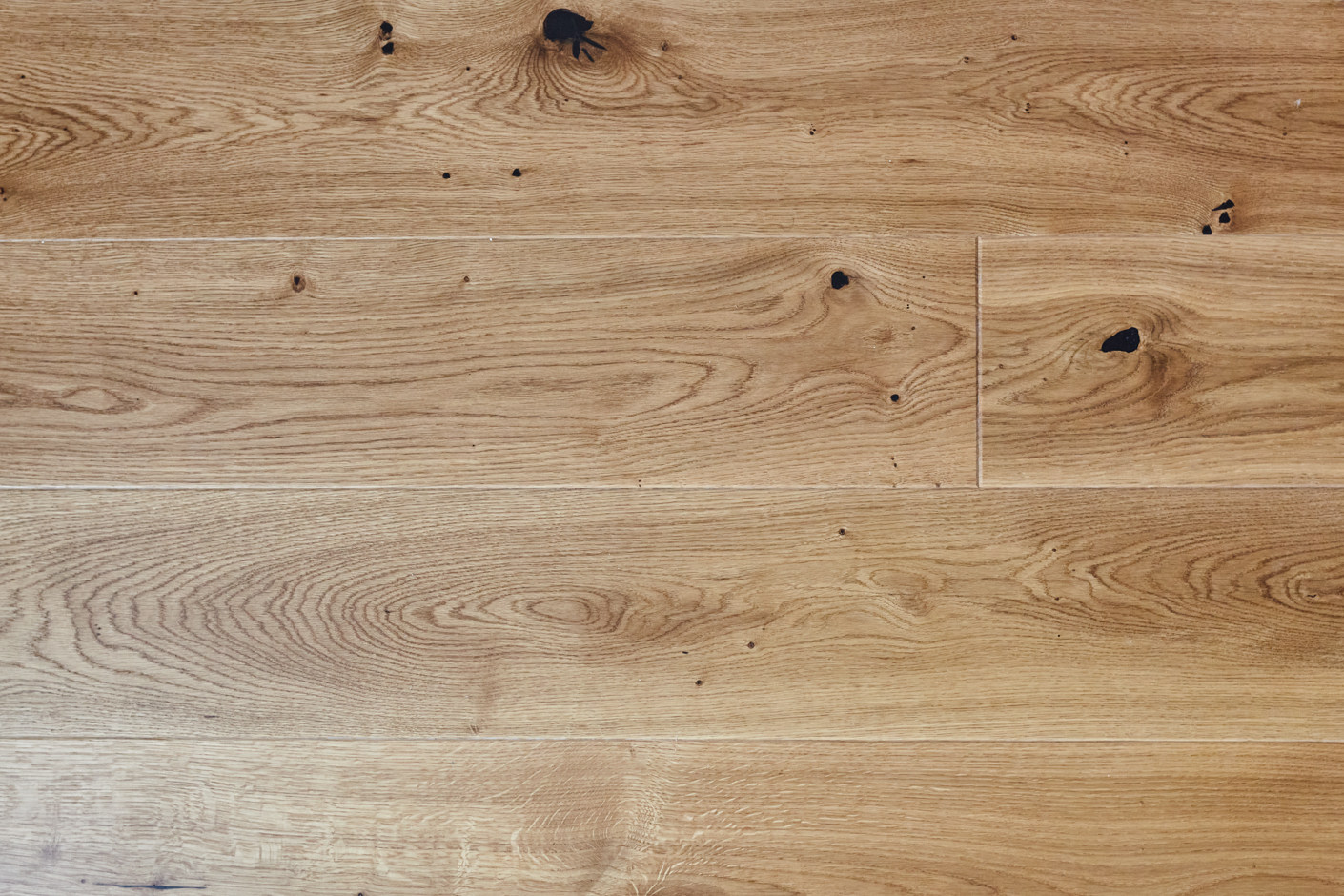 Detail-Echtholzboden - Aufwendig sanierte 2-Zimmerwohnung mit großem Balkon und Einbauküche