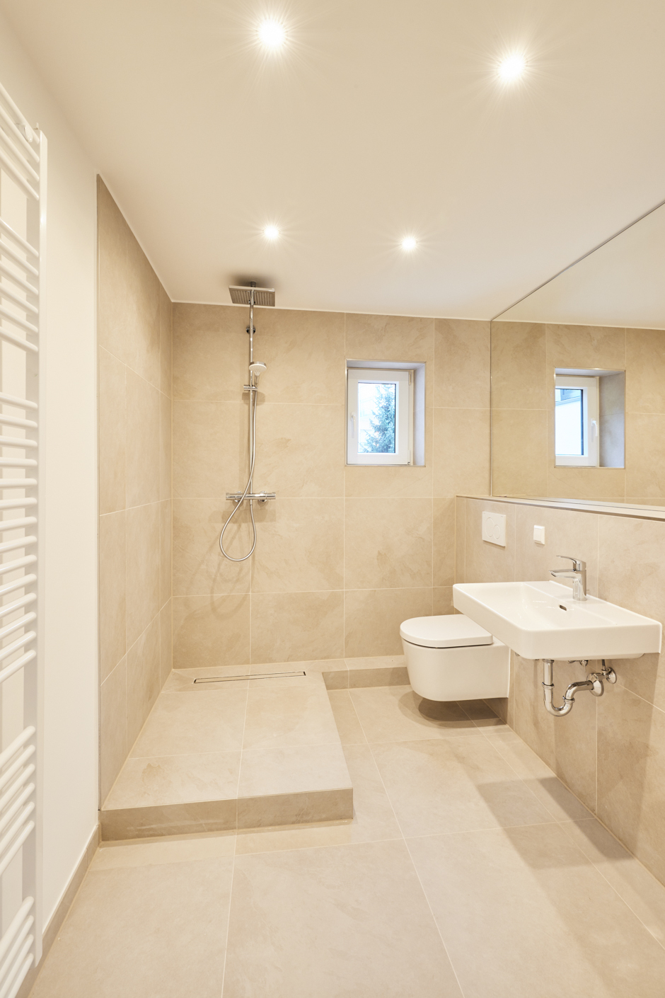 Badezimmer mit Dusche - Aufwendig sanierte 2-Zimmerwohnung mit großem Balkon und Einbauküche