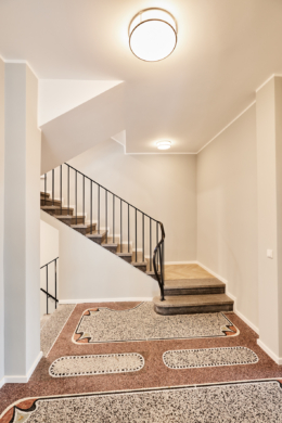 Hausaufgang - Aufwendig sanierte 2-Zimmerwohnung mit großem Balkon und Einbauküche