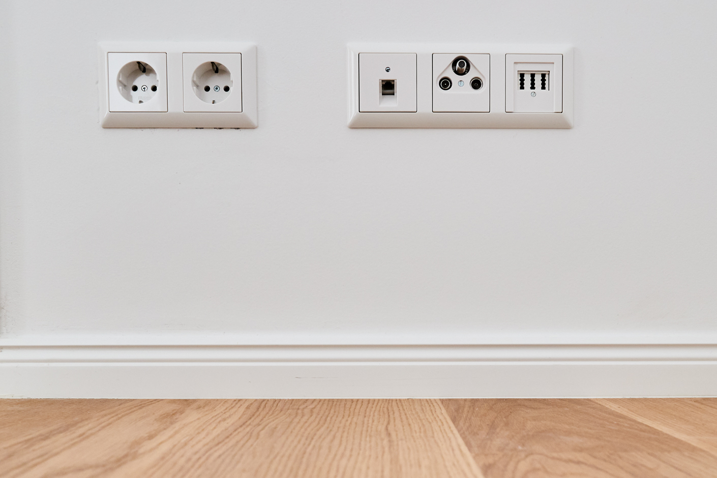 Detail-Elektrik - Aufwendig sanierte 2-Zimmerwohnung mit großem Balkon und Einbauküche