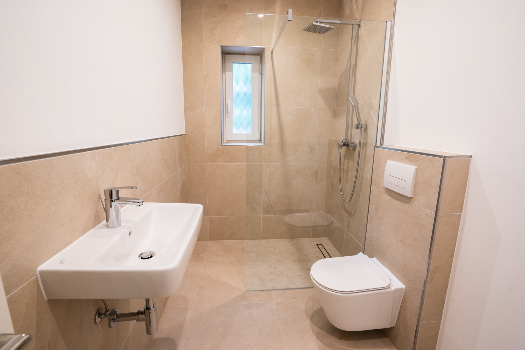 Bad mit Fenster - **Wunderschöne 2-Zimmerwohnung** Erstbezug nach hochwertiger Sanierung in Vahrenwald-List