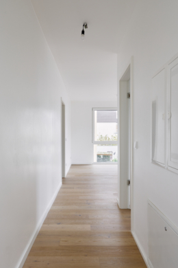 Flur - Exklusive Neubauwohnung zum Erstbezug mit Balkon und Einbauküche