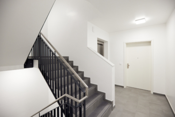 Treppenhaus - Exklusive Neubauwohnung zum Erstbezug mit Balkon und Einbauküche