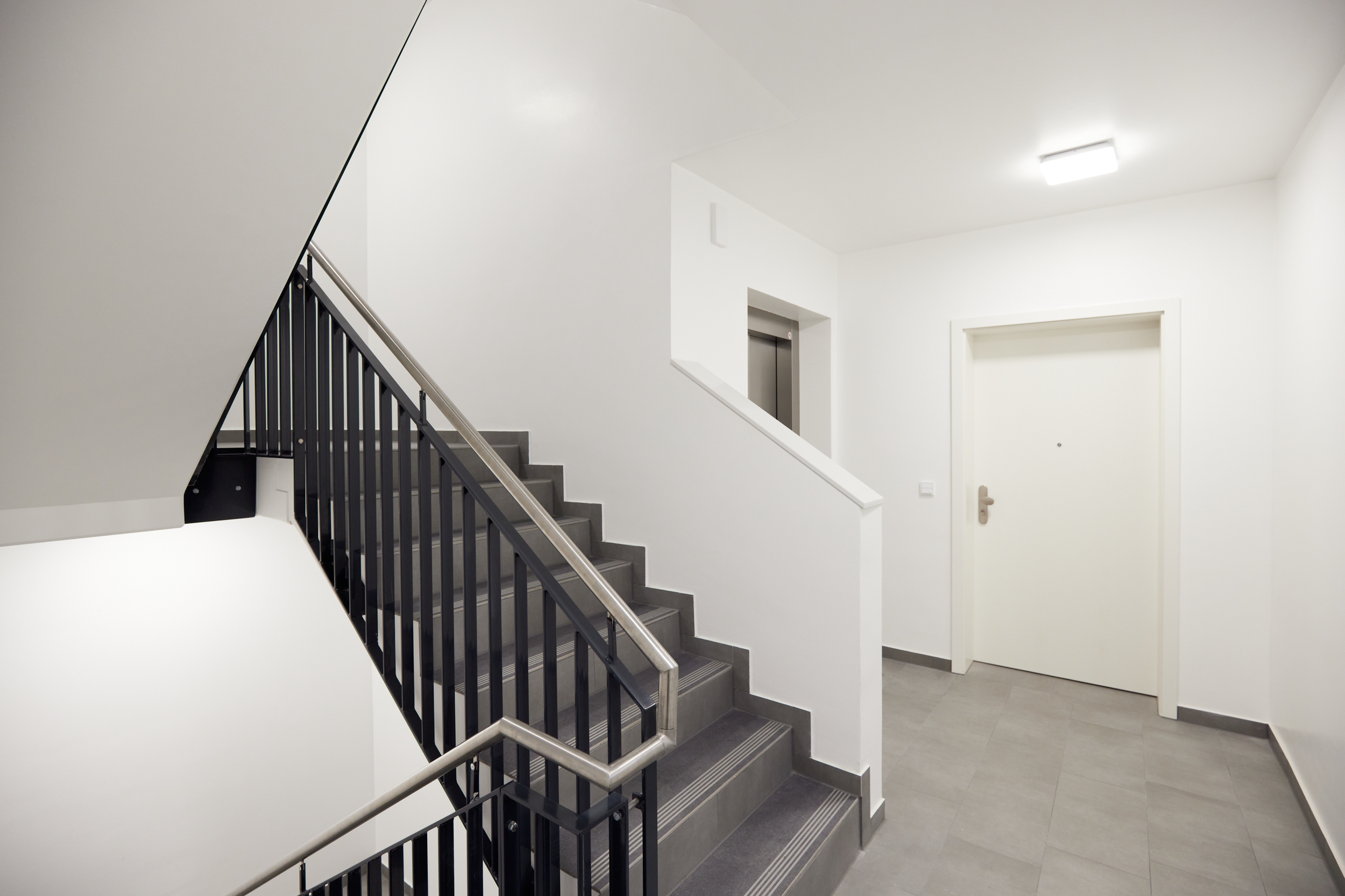 Treppenhaus - Exklusive Neubauwohnung zum Erstbezug mit Balkon und Einbauküche