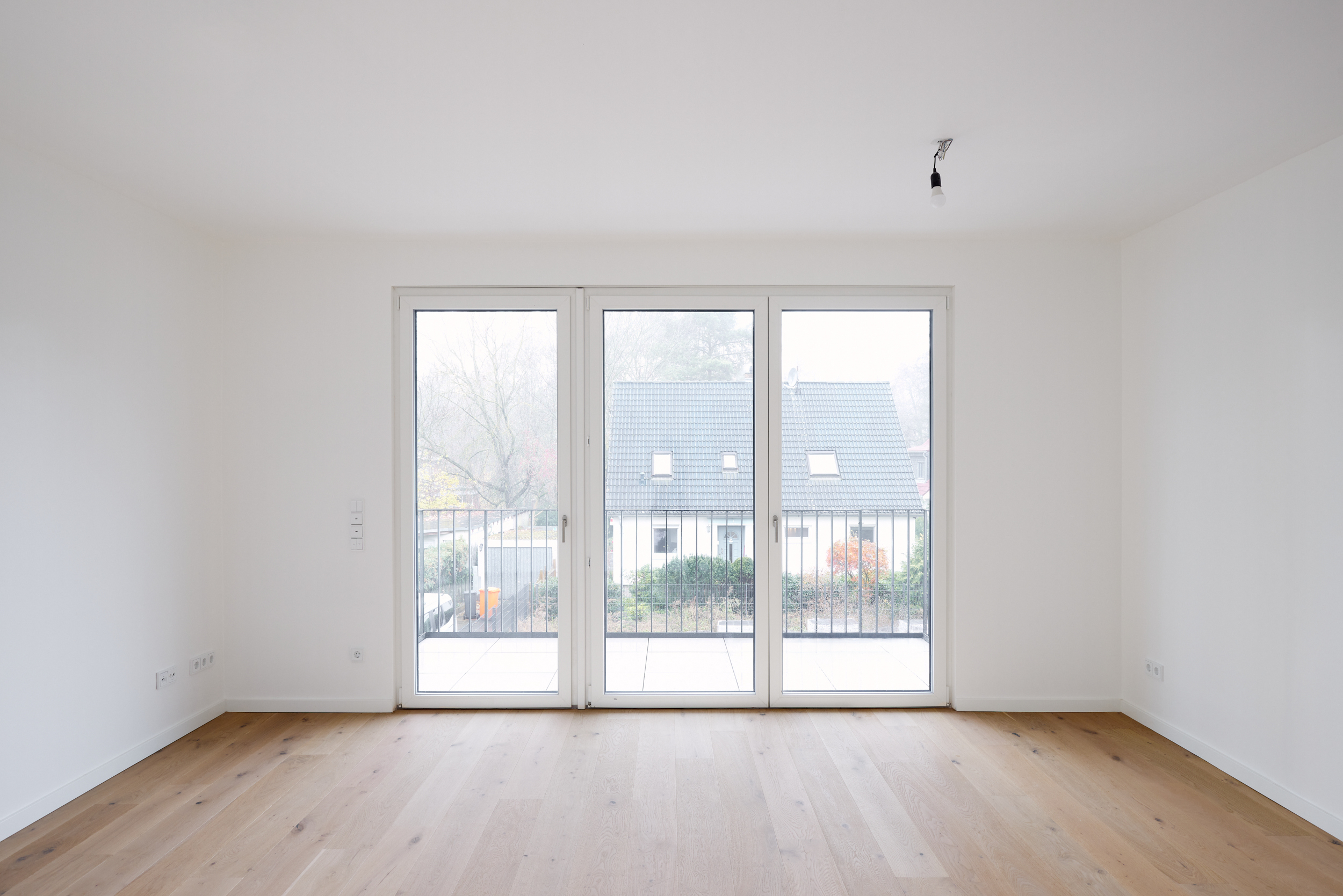 Wohnen mit Zugang zum Balkon - Exklusive Neubauwohnung zum Erstbezug mit Balkon und Einbauküche