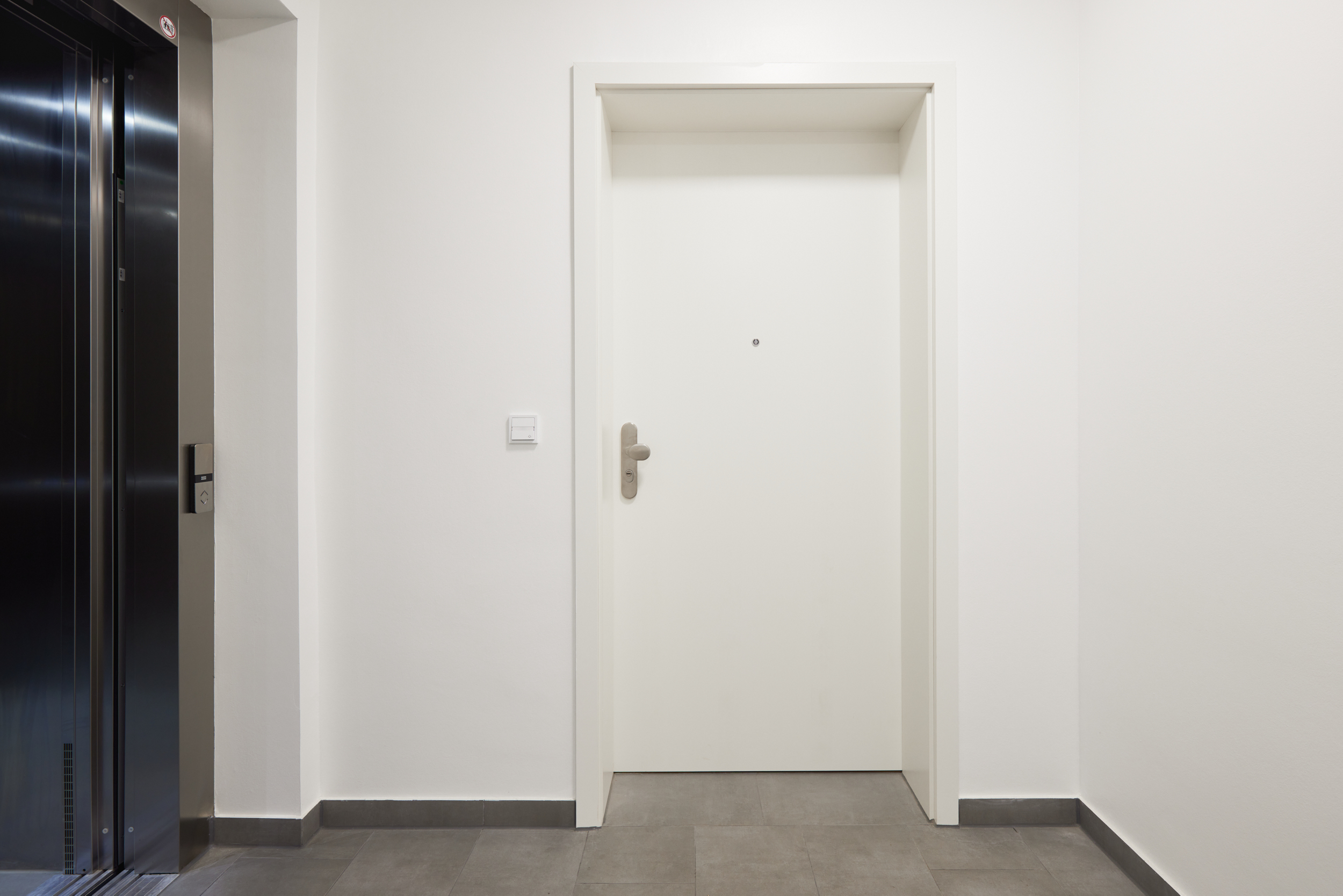 Zugang zur Wohnung - Exklusive Neubauwohnung zum Erstbezug mit Balkon und Einbauküche