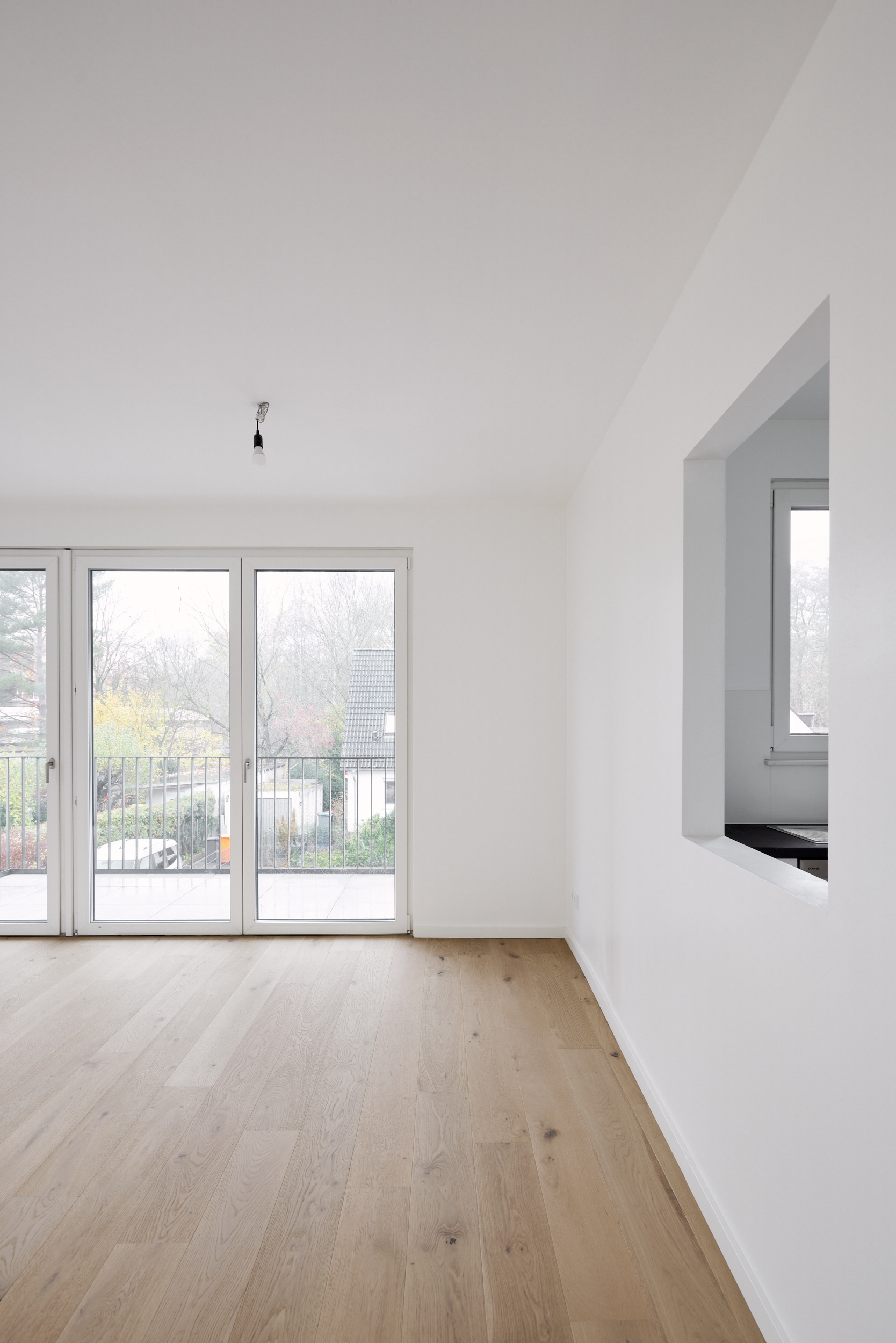 Wohnzimmer mit Blick zum Balkon - Exklusive Neubauwohnung zum Erstbezug mit Balkon und Einbauküche