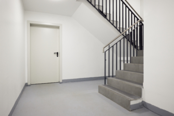 Treppenhaus zum Keller - Exklusive Neubauwohnung zum Erstbezug mit Balkon und Einbauküche