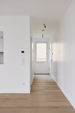 Flur mit Blick zum Eingang - Exklusive Neubauwohnung zum Erstbezug mit Balkon und Einbauküche