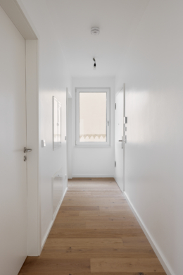 Flur mit großem Fenster - Exklusive Neubauwohnung zum Erstbezug mit Balkon und Einbauküche