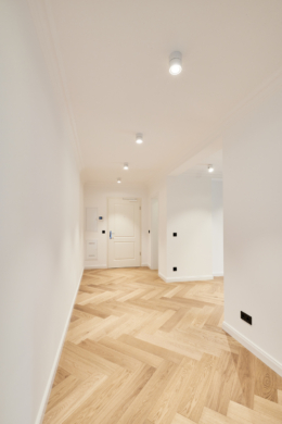 Flur mit Blick zum Eingang - 3-Zimmerwohnung mit großem Balkon, Einbauküche und Tageslicht Badezimmer – Hannover List