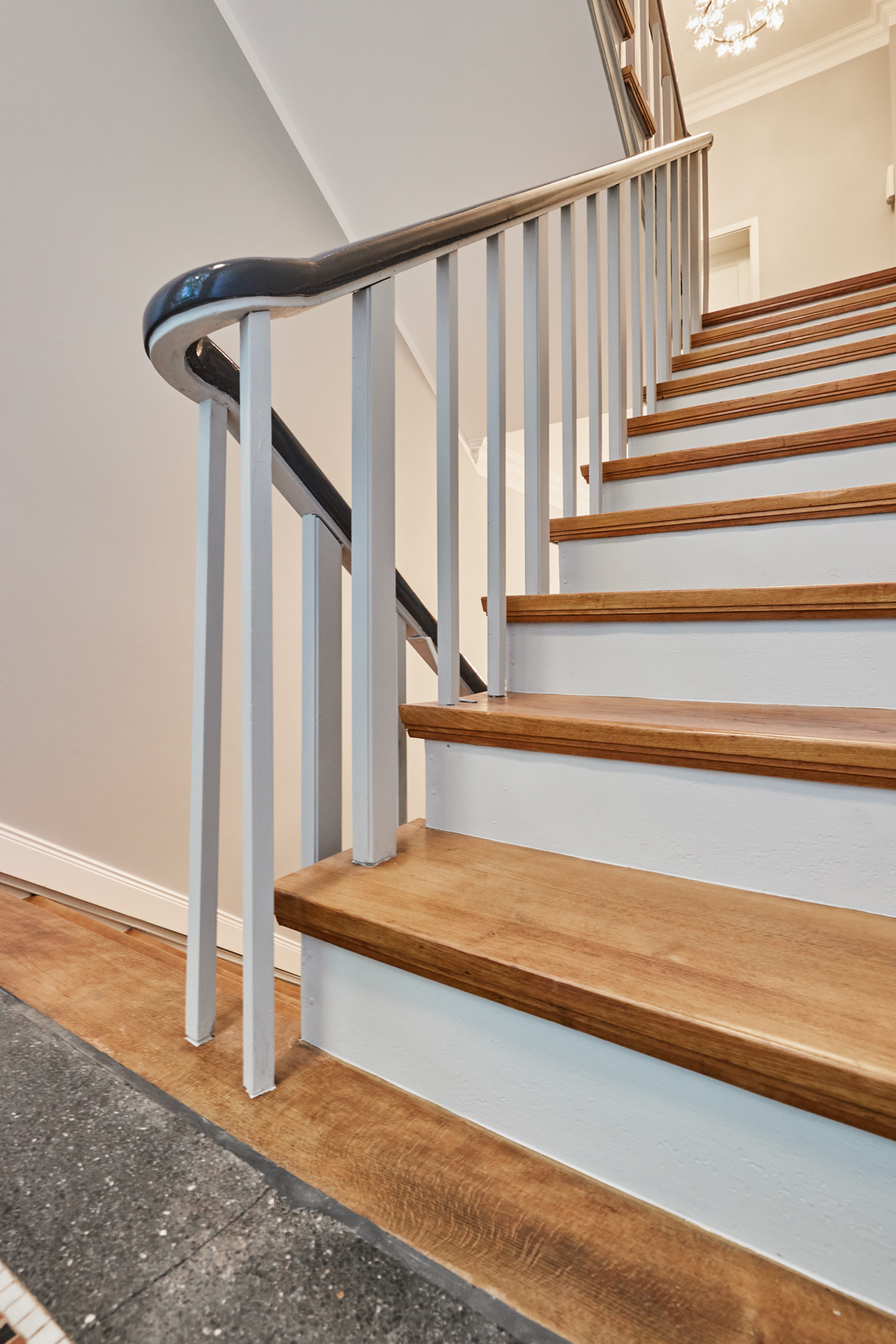 Treppenhaus Detail - 3-Zimmerwohnung mit großem Balkon, Einbauküche und Tageslicht Badezimmer – Hannover List