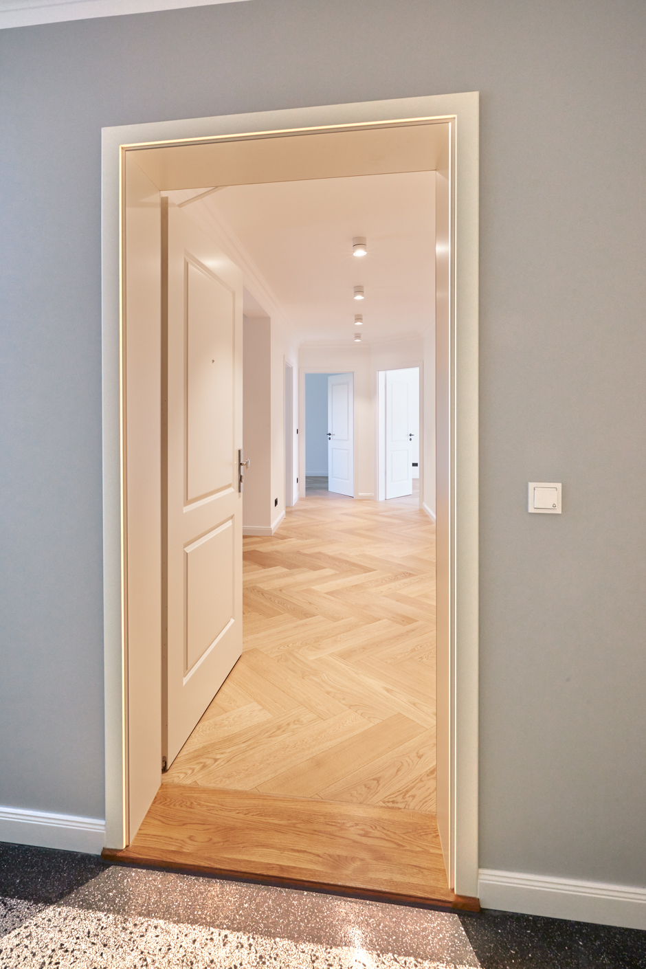 Zugang zur Wohnung - 3-Zimmerwohnung mit großem Balkon, Einbauküche und Tageslicht Badezimmer – Hannover List