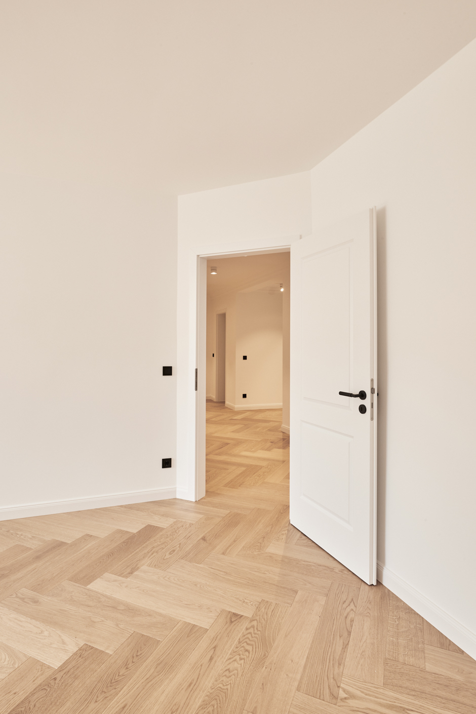 Wohnzimmer-Blick zur Tür - 3-Zimmerwohnung mit großem Balkon, Einbauküche und Tageslicht Badezimmer – Hannover List