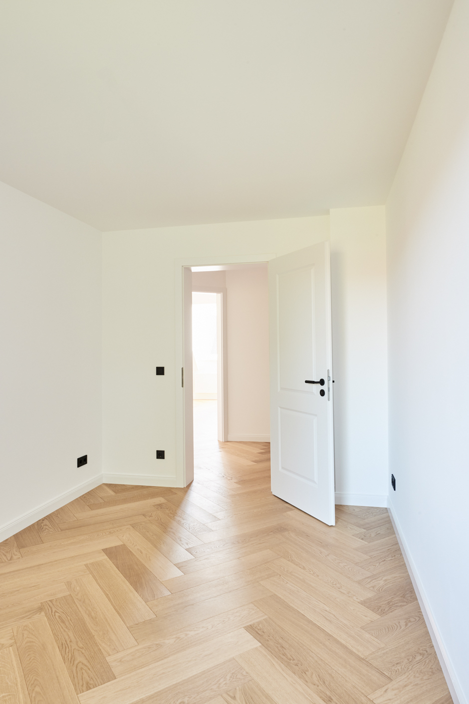 Zimmer_1-Blick zur Tür - 3-Zimmerwohnung mit großem Balkon, Einbauküche und Tageslicht Badezimmer – Hannover List