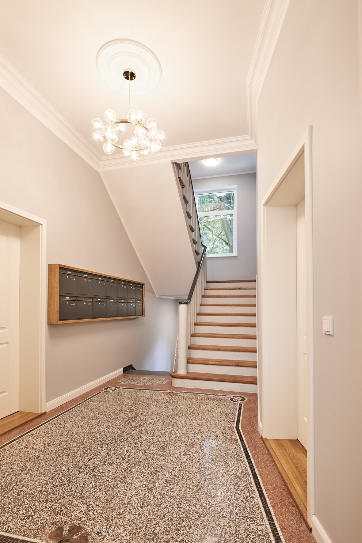 Treppenhaus Briefkastenanlage - 3-Zimmerwohnung mit großem Balkon, Einbauküche und Tageslicht Badezimmer – Hannover List