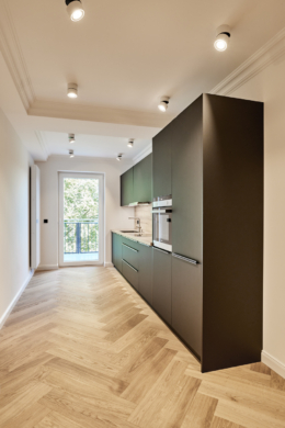 Küche mit Blick zum Balkon - 3-Zimmerwohnung mit großem Balkon, Einbauküche und Tageslicht Badezimmer – Hannover List