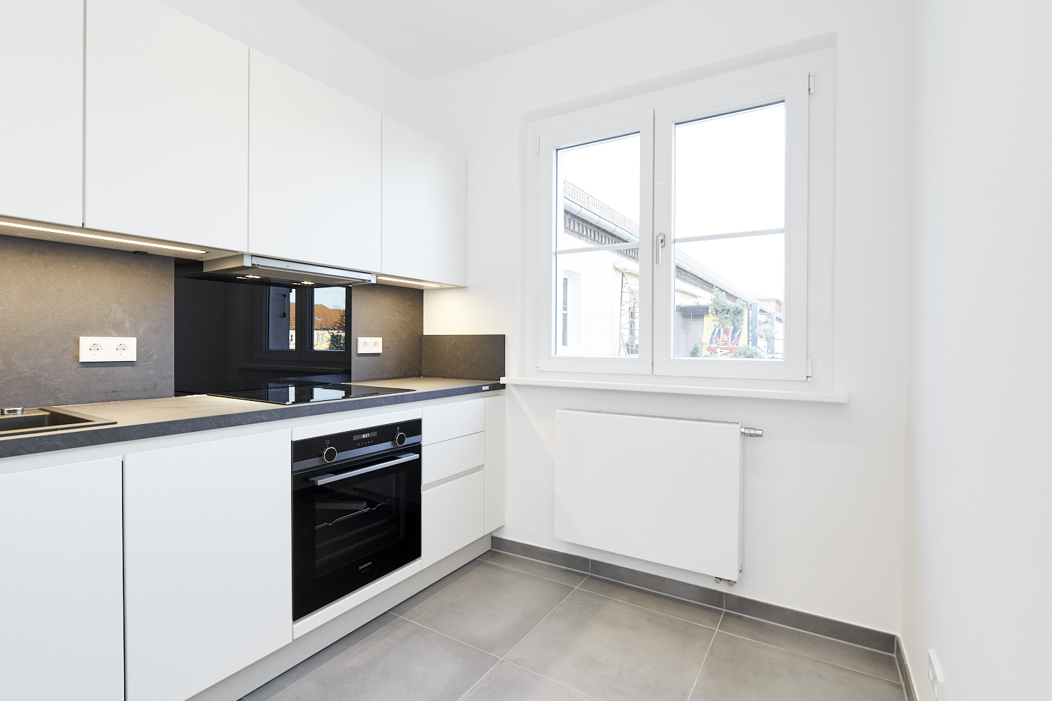 Küche mit Fenster - Hochwertig sanierte 3-Zimmerwohnung zum Erstbezug in Berlin Spandau