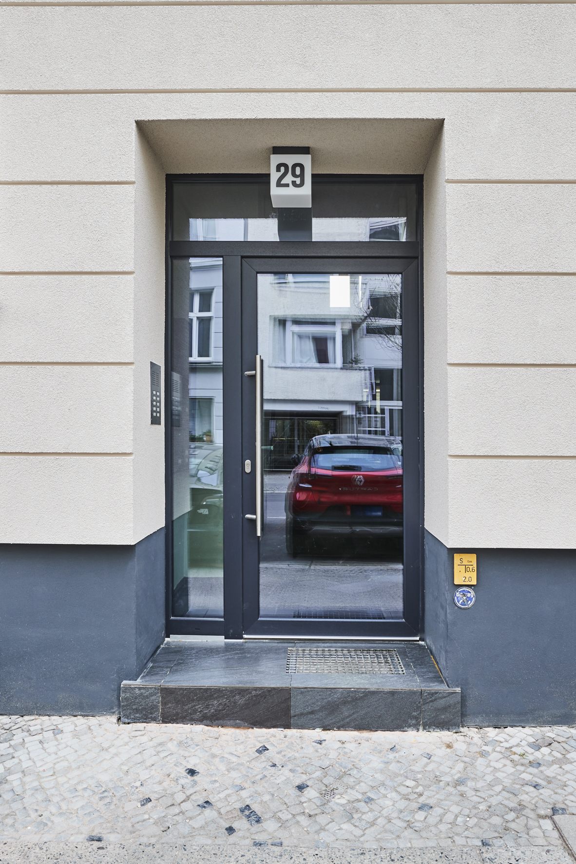 Zugang zum Haus - Wohnen in bester Lage im Lützowviertel –2- Zimmer-Wohnung mit privater Terrasse